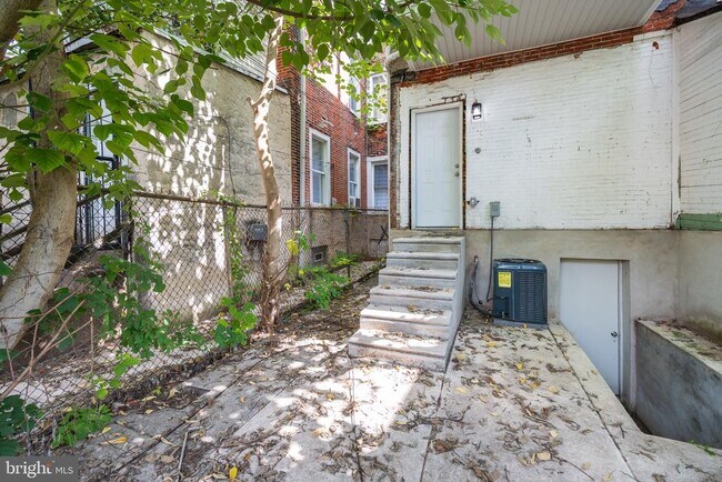 Building Photo - 948 Belmont Ave