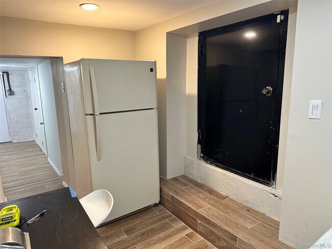 Building Photo - 245 Glenhill Ave