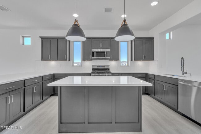 Building Photo - 14936 Hill Ridge Ct