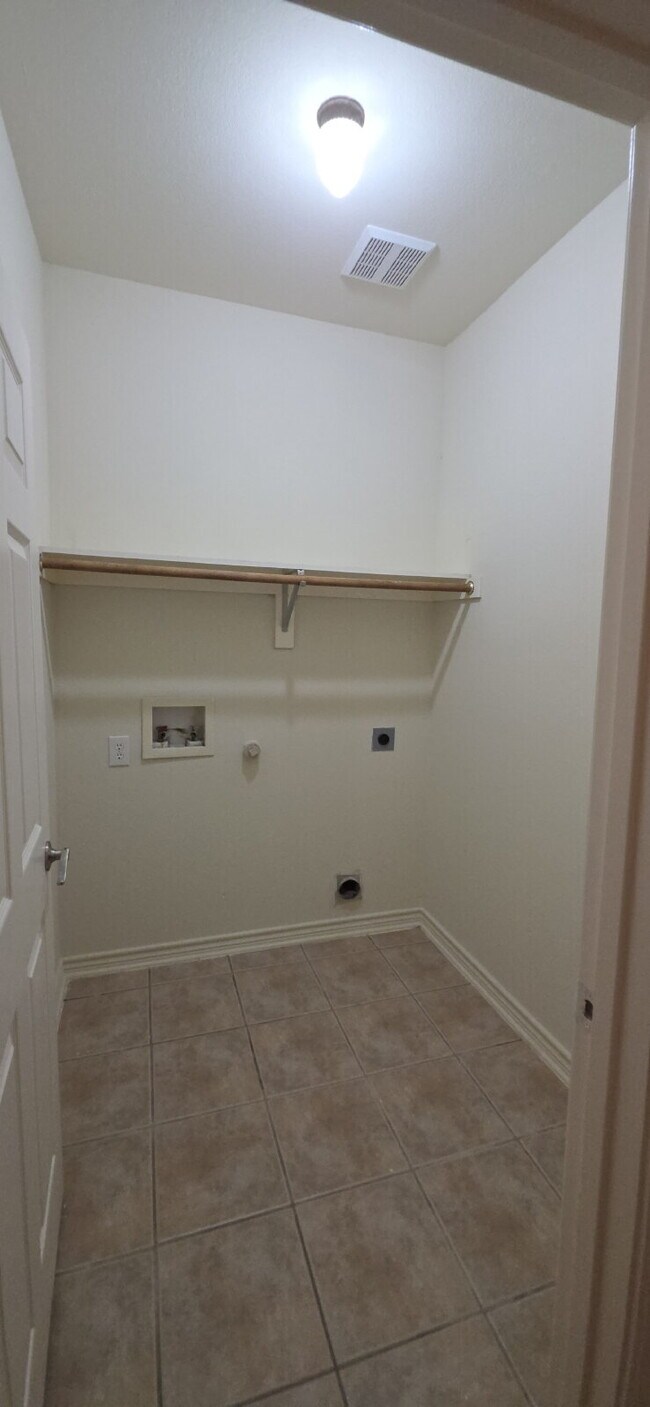 Building Photo - Recently remodeled 4 bedrooms, 3 bathrooms and move-in ready!