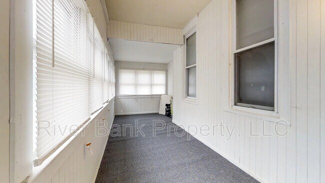 Building Photo - 702 Parry Ave