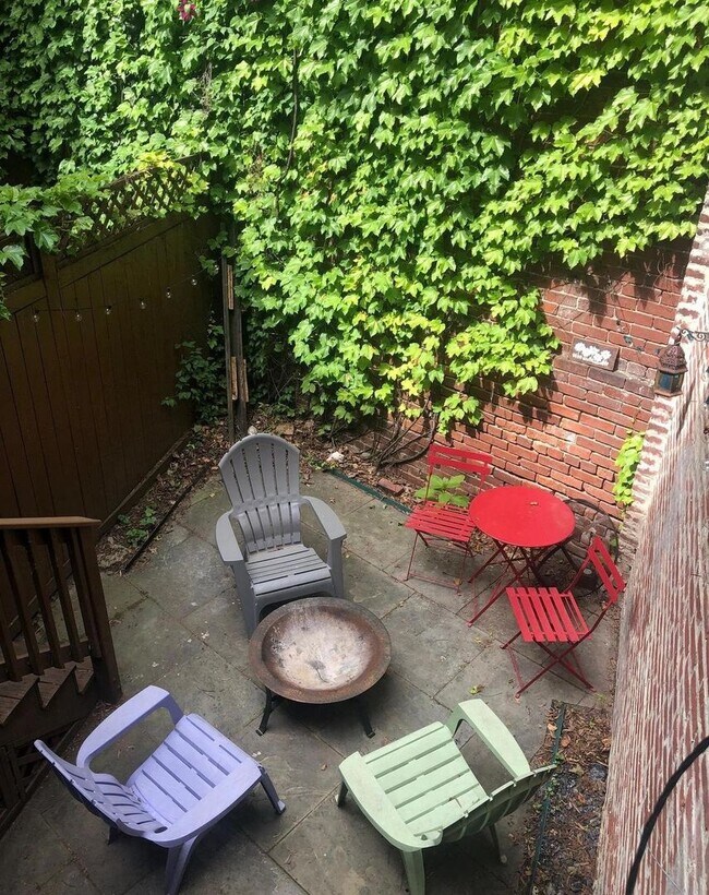 Building Photo - Great 3 BR 2 Bath Row Home in Shaw