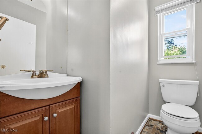 Building Photo - 2520 Laurelhurst Rd