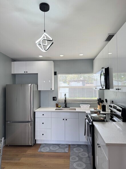 Building Photo - 414 N 60th Way