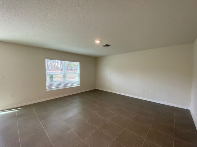 Building Photo - Desirable Lake Diamond Subdivision 3/2/2 **Won't Last**