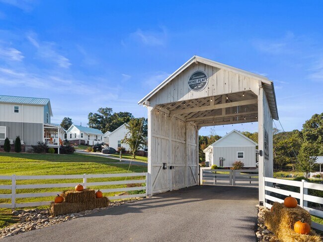 Building Photo - 1925 Lakeshore Dr