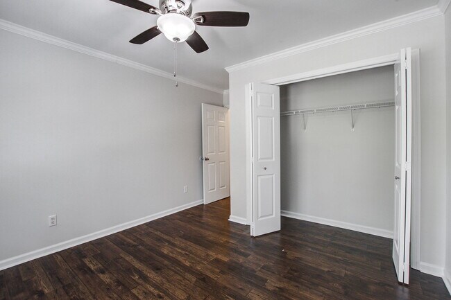 Building Photo - 207 N Pembroke Dr