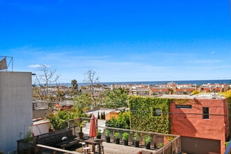 Building Photo - 209 4th Ave