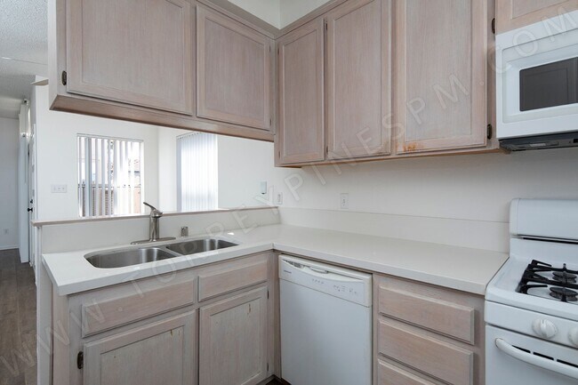 Building Photo - *OPEN HOUSE: 11/29 11:30am-12:30pm* 3BR Townhouse in Pacific Beach + W/D