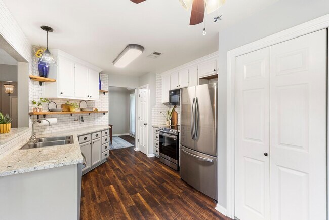 Building Photo - 6004 Hunnington Dr