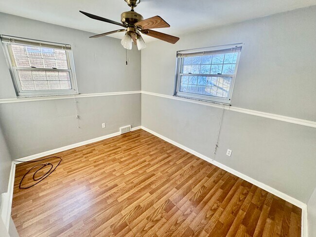 Building Photo - Charming 3 Bed/1.5 Bath Home - Integral Garage, Laundry in Basement - Available NOW in Turtle Creek!