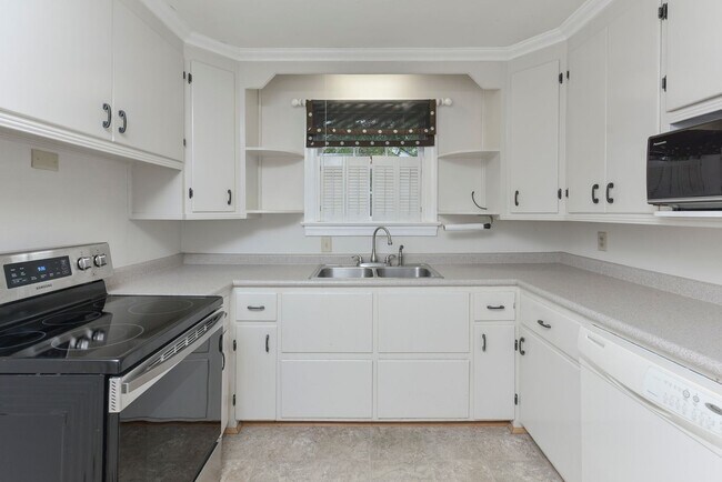 Building Photo - Charming 3 Bedroom, 2 Bath All-Brick Bungalow with Garage!