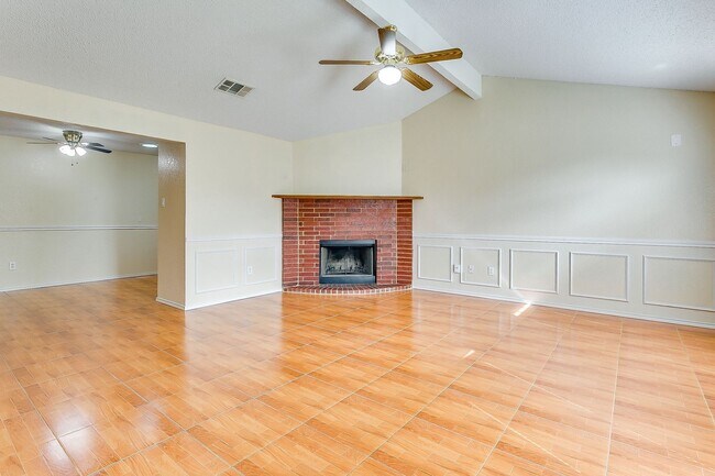 Building Photo - Excellent 3 Bedroom 2 Bath with many featu...
