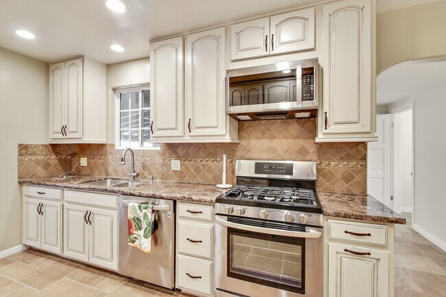 Building Photo - 5923 Jumilla Ave