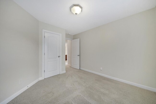 Building Photo - Lovely 3 Bed 2.5 Bath Townhome in Blakeny
