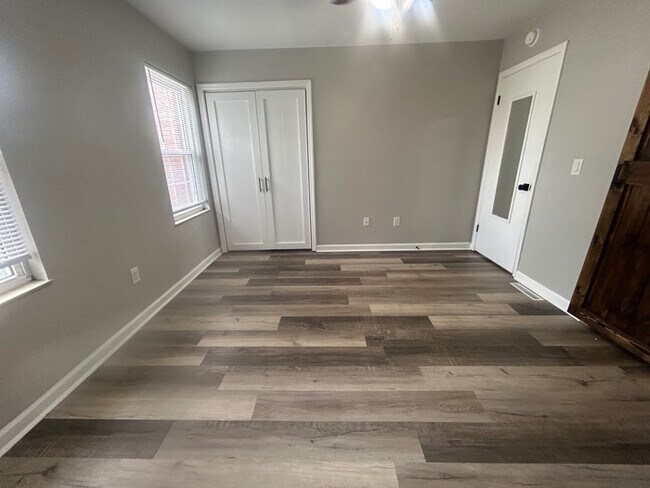 Building Photo - 940-702 Glenn Street, West Columbia, SC 29169
