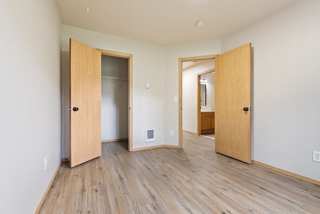 Building Photo - Beautiful Renovated 4b/2.5 bath home - SE Portland