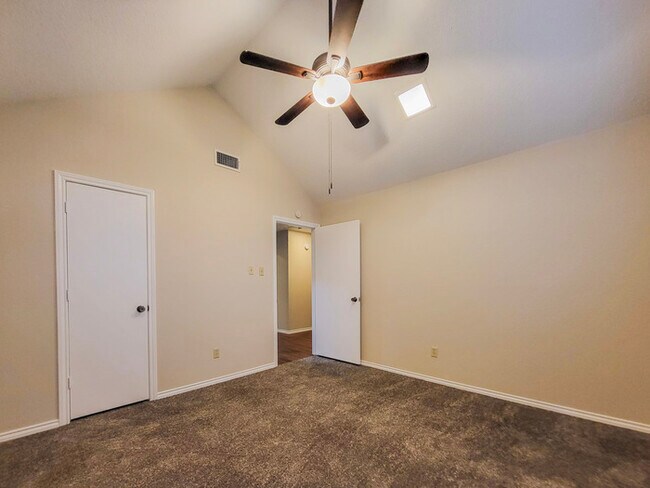 Building Photo - Stunning 3-2-2 in Arlington