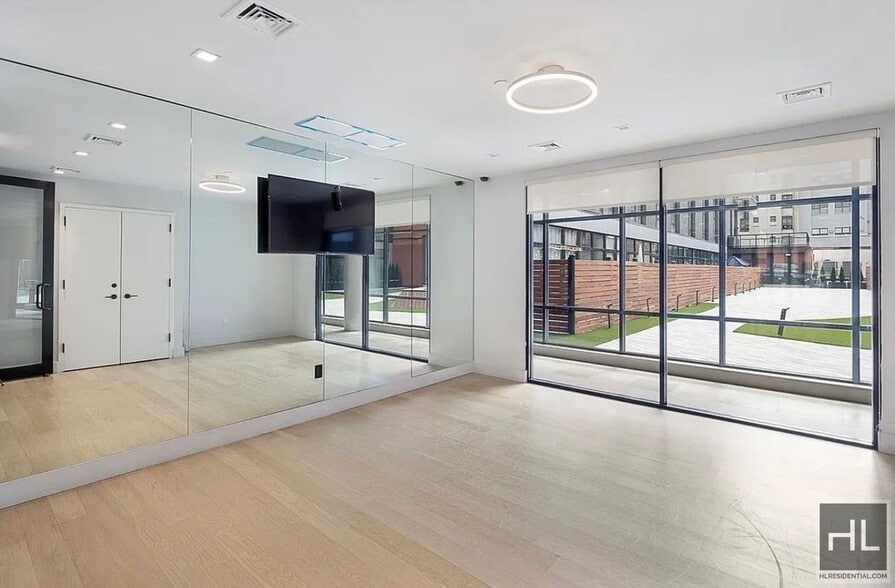 Building Photo - Bruckner Boulevard