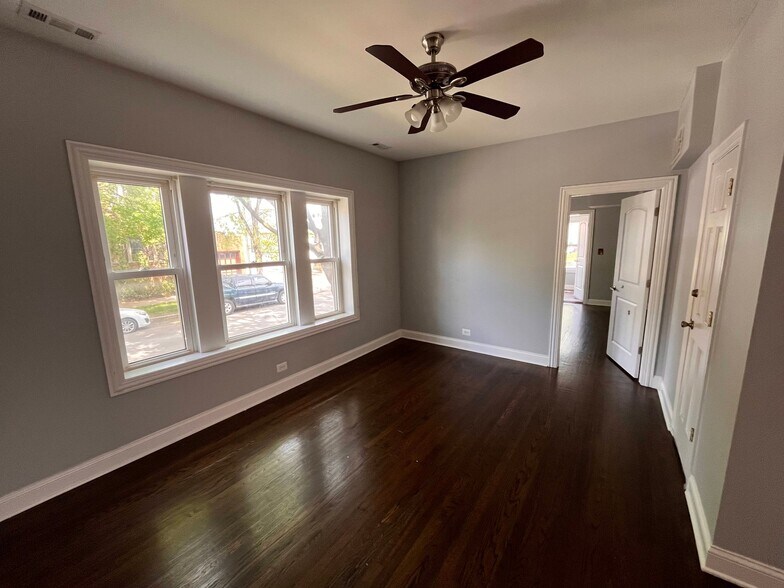 Building Photo - 5347-5353 W Belle Plaine Ave