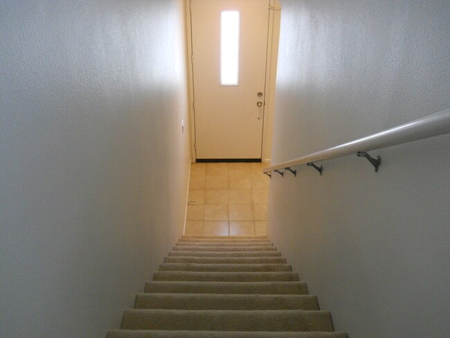 Building Photo - Beautiful 2 bedroom 2 bath town home plus ...
