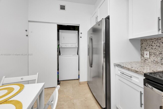 Building Photo - 888 Brickell Key Dr