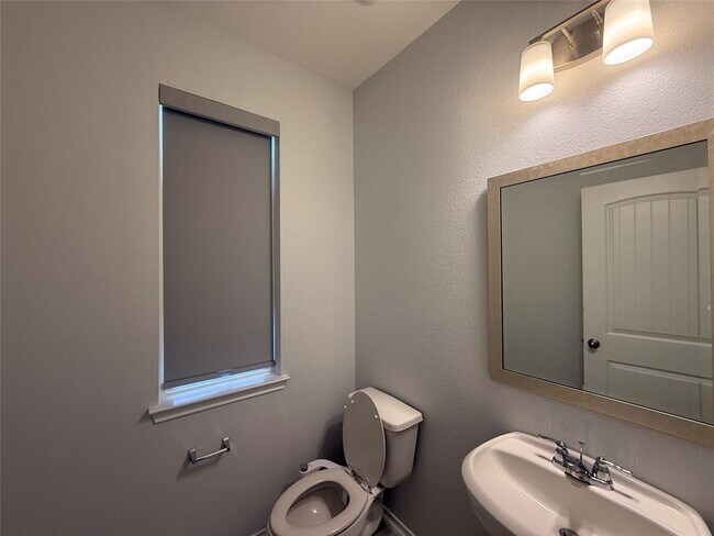 Building Photo - 216 Bougainvillea Lp