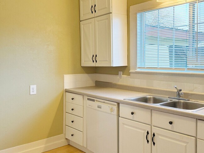 Building Photo - Darling 2 Bedroom Home in Hasley!