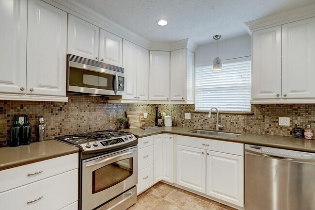 Building Photo - 2330 Willowby Dr