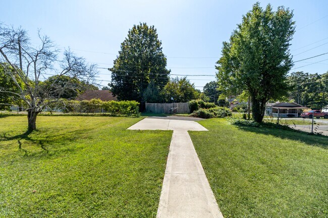 Building Photo - 524 Midlake Dr NE