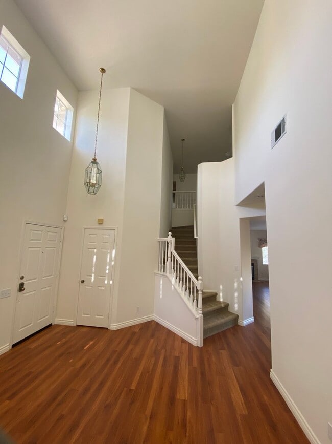 Building Photo - 2 Story 4 bed, 2 1/2 bath home in Simi Valley!