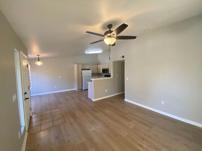 Building Photo - Nice 2 bedroom Condo right on the border o...
