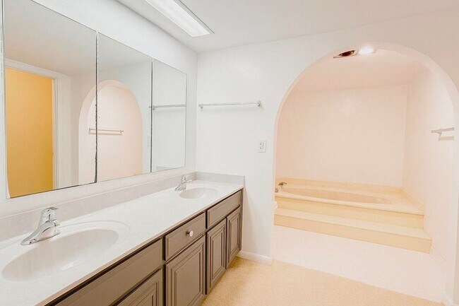 Building Photo - 1739 Embassy Dr