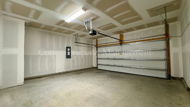 Building Photo - 2516 Centerway Ln