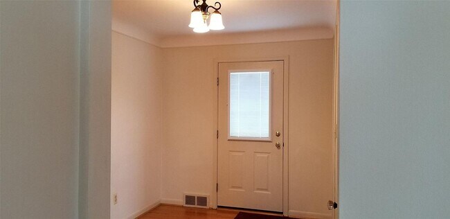 Building Photo - 2960 Anna Ct