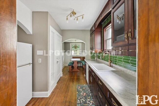 Building Photo - 2029 Berdan Ave