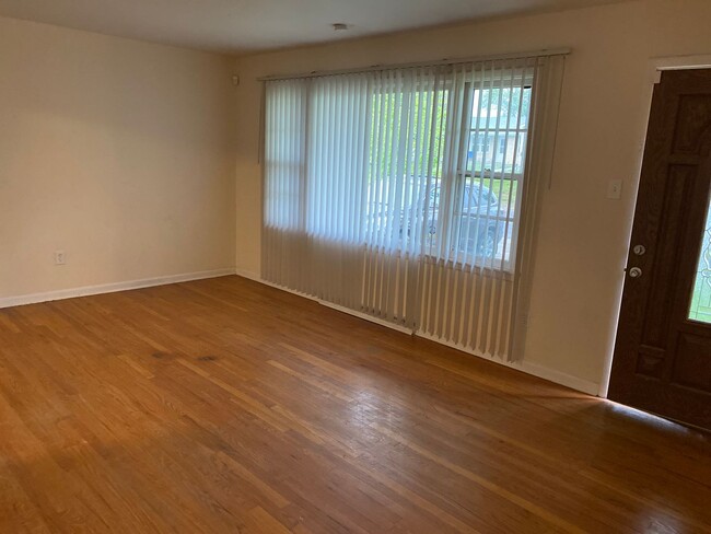 Building Photo - 3 bedroom single family home with huge bon...