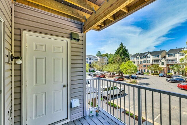 Building Photo - Stylish Condo Near Van Dorn Metro with Dual En Suites