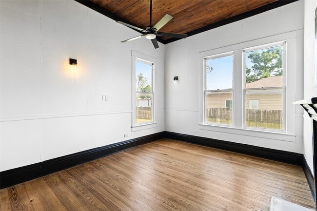 Building Photo - 327 S Robb St