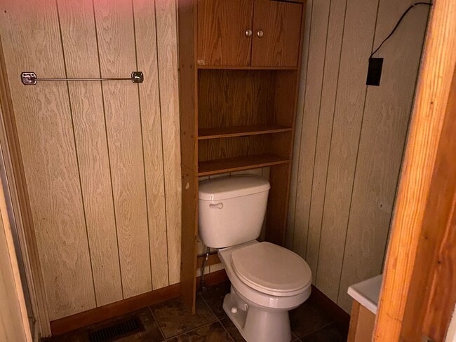 Building Photo - come look at this 2 bedroom 1 bathroom home