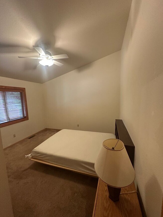 Building Photo - Three Bed, Two Bath Home In Prosser With Two Car Garage