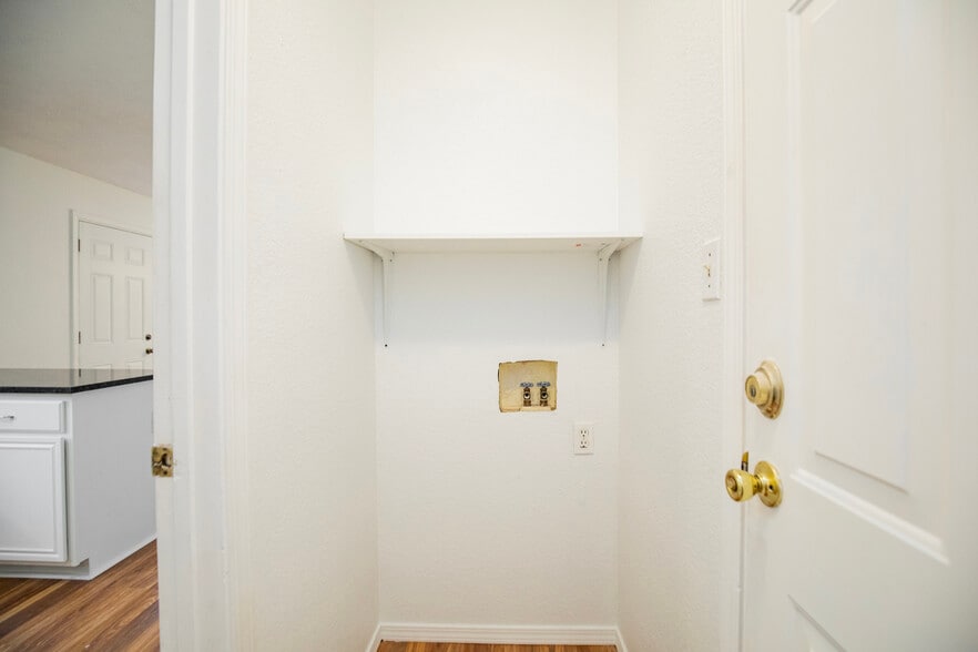 Building Photo - 215 Broyles St