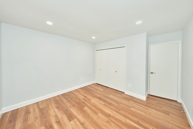 Building Photo - 9900 Kingsbridge Dr