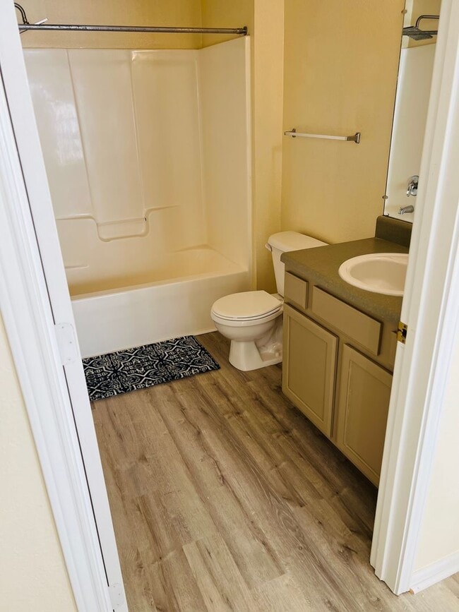 Building Photo - Spacious 2nd Floor 2B/2B Unfurnished Condo...