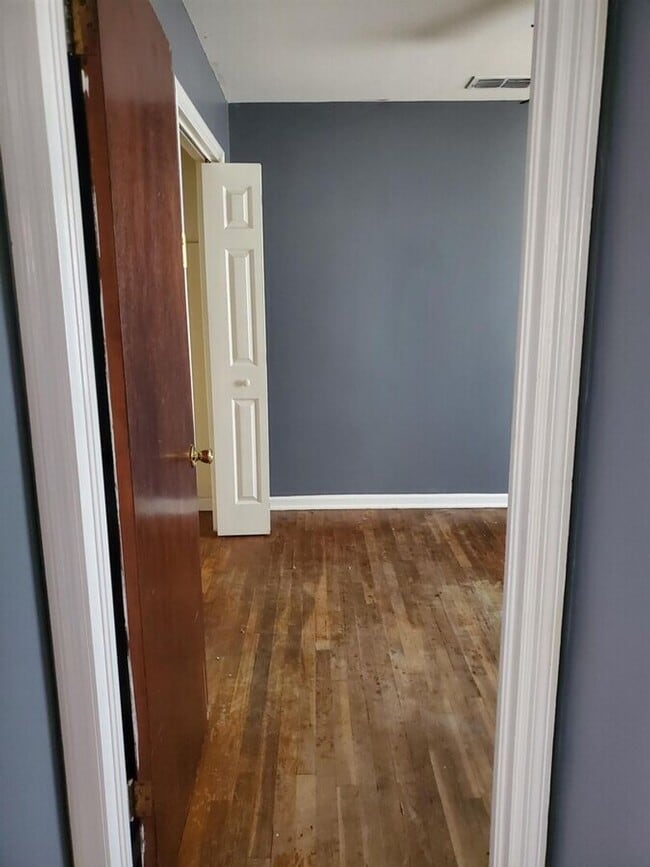 Building Photo - Clean & Comfortable Duplex Minutes from Downtown Madison