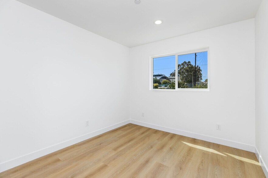 Building Photo - 9613 S Hobart Blvd