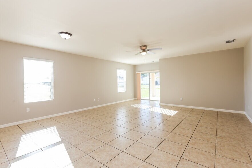 Building Photo - 320 SE 3rd St