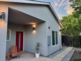 Building Photo - 711 N Hobson Ave