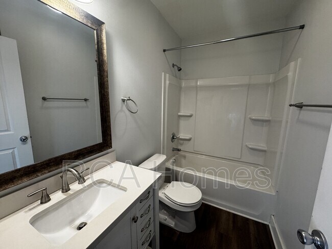 Building Photo - 1112 Pleasant St