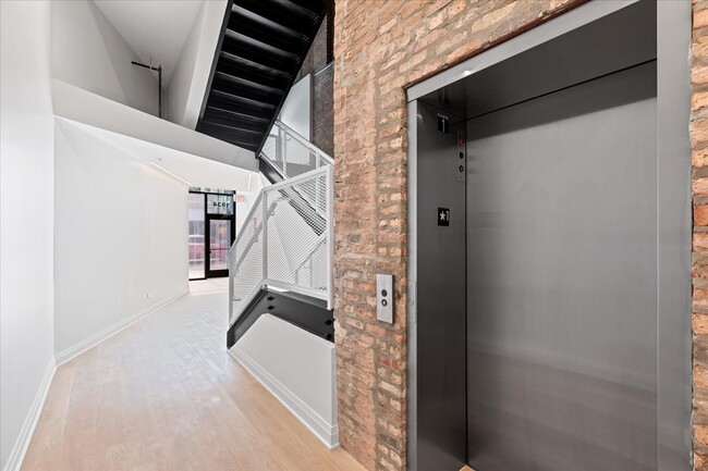 Building Photo - 1934 W North Ave